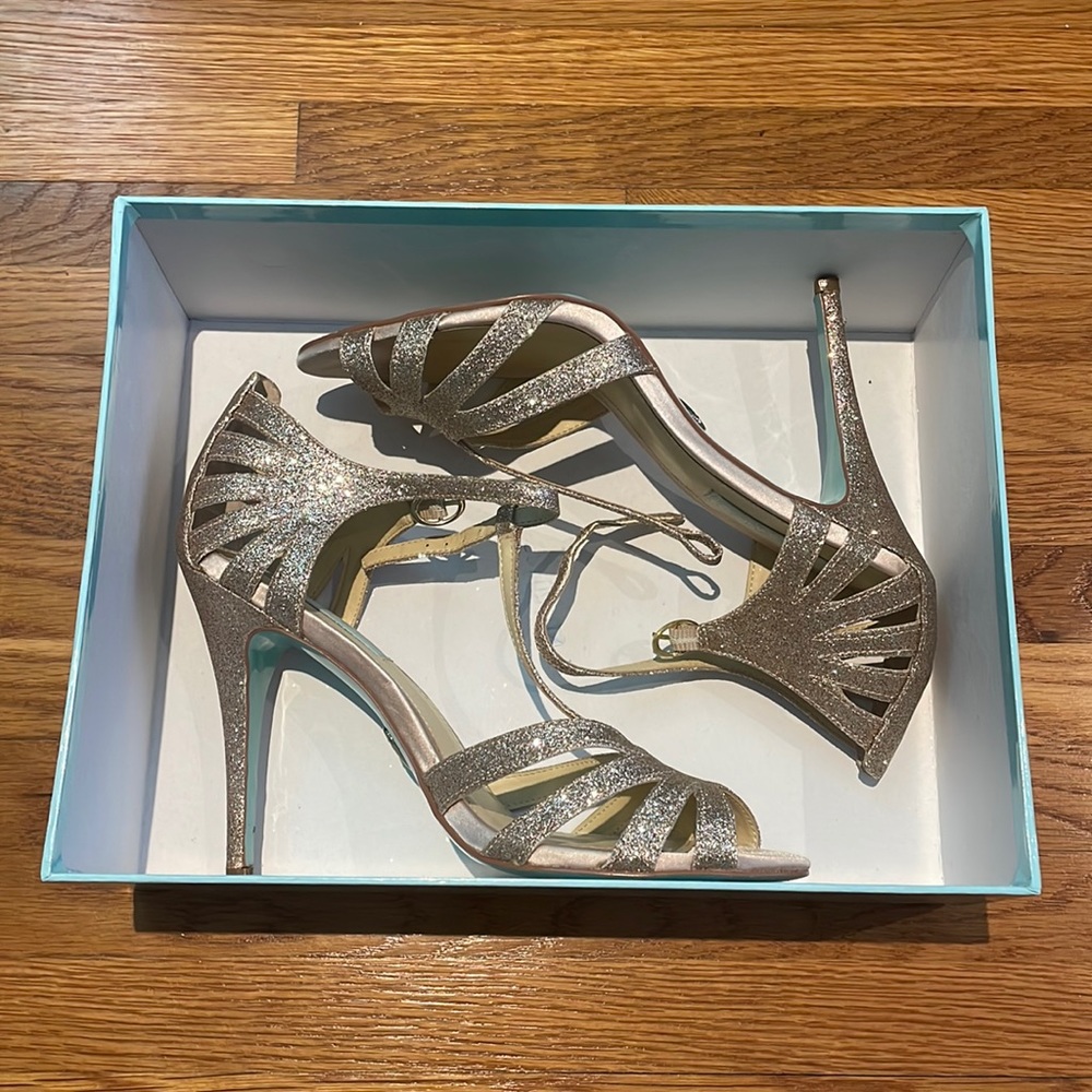 Betsey Johnson Blue SB-Tee dress pump, champagne, 9